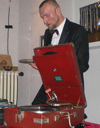 DJ WUTHE AM GRAMMOPHON
