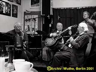 TEDDY KLEINDIN (cl), EMIL MANGELSDORFF (as) und COCO SCHUMANN (g)